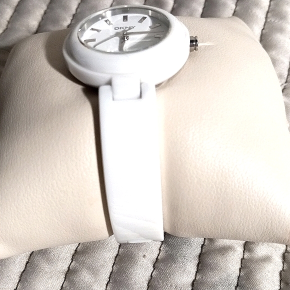 SALE/ NWOT/ DKNY WATCH in White.. BRAND NEW. SALE FROM 4/9--4/12 - Picture 3 of 8